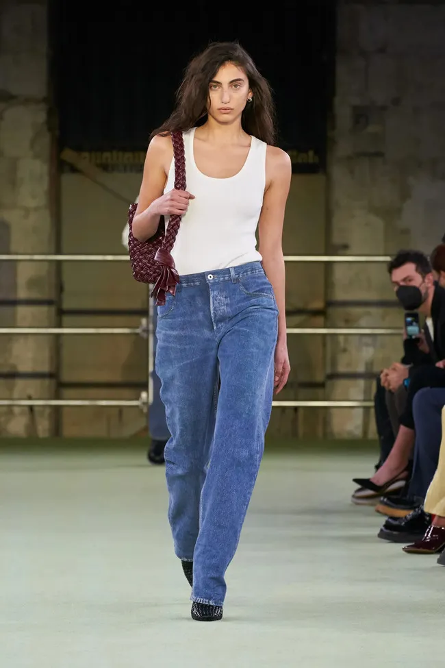 Sự kết hợp vô cùng năng động của áo Tank Top và quần Jeans