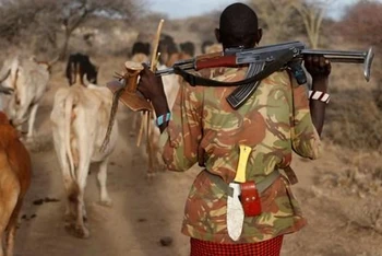 Một người đàn ông bộ lạc Turkana mang súng để bảo vệ đàn gia súc ở Baragoy, Kenya. (Ảnh: Reuters) 