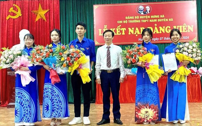 Thái Bình Kết nạp 19 đảng viên là học sinh THPT