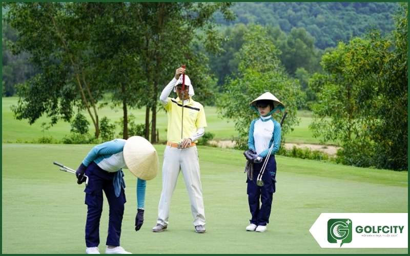 Caddie đảm nhận việc làm sạch dụng cụ chơi golf